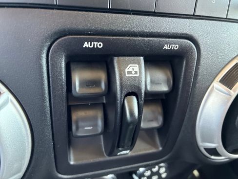 Used 2016 Jeep Wrangler Unlimited Sahara w/ Connectivity Group AWD/4WD image 12