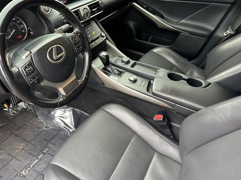 Used 2017 Lexus IS 300 AWD image 11