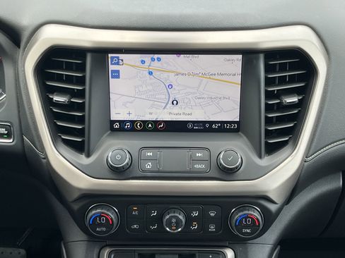 Used 2021 GMC Acadia Denali w/ Denali Technology Package FWD image 4