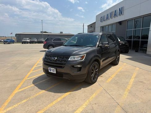 Used 2018 Ford Explorer XLT w/ Equipment Group 202A AWD/4WD image 3