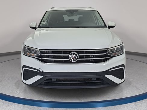 Certified 2023 Volkswagen Tiguan SE w/ Panoramic Sunroof Package AWD/4WD image 2