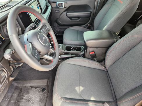 Used 2024 Jeep Gladiator Rubicon w/ Convenience Group image 15