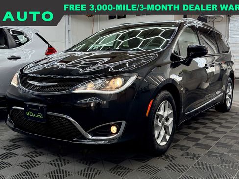 Used 2017 Chrysler Pacifica Touring-L w/ Tire & Wheel Group image 1