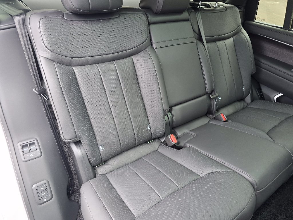 New 2026 Land Rover Range Rover Long Wheelbase SE AWD/4WD image 36