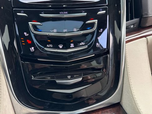 Used 2016 Cadillac Escalade Luxury image 24