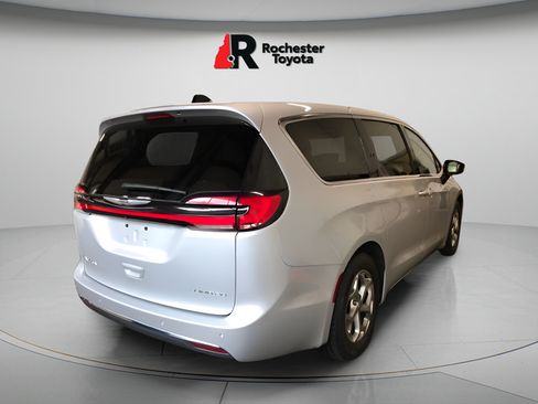 Used 2024 Chrysler Pacifica Limited FWD image 2