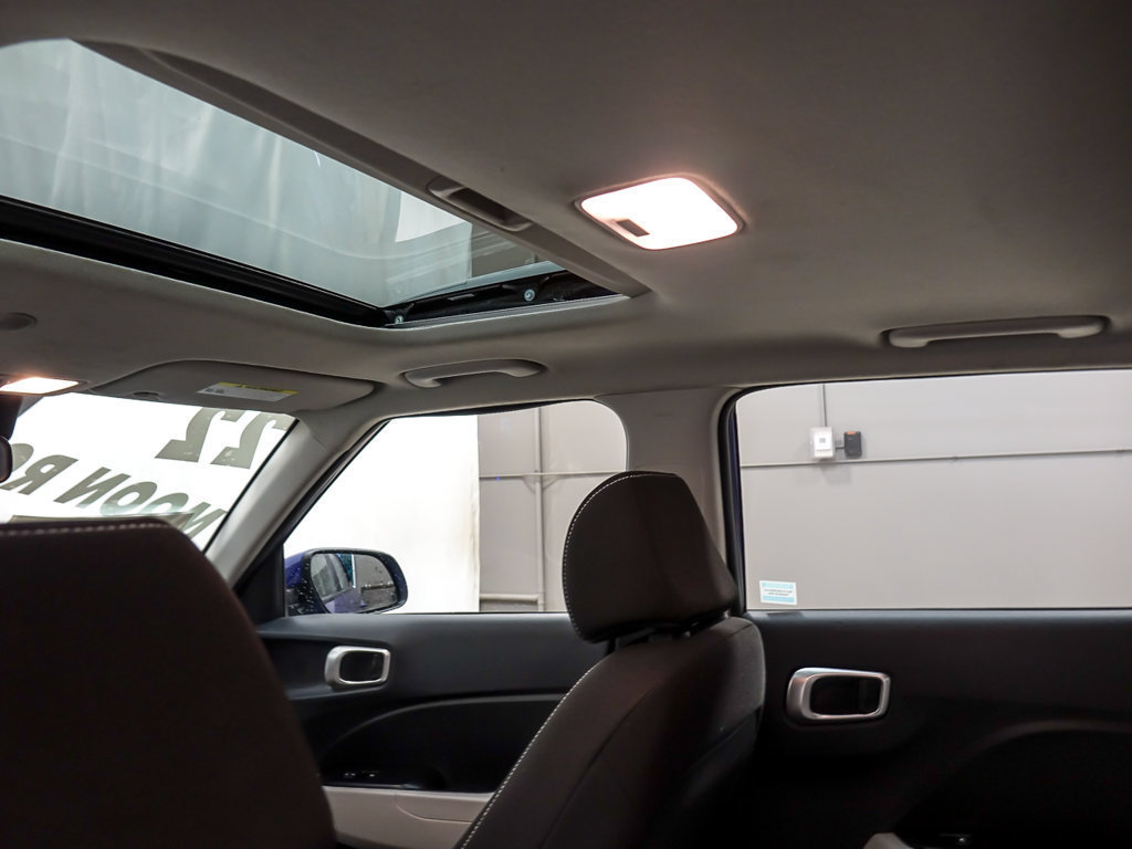 Used 2022 Hyundai Venue SEL w/ Cargo Package FWD image 12