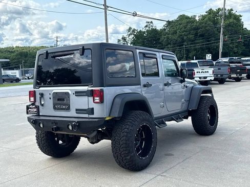 Used 2018 Jeep Wrangler Unlimited Rubicon w/ Connectivity Group AWD/4WD image 14