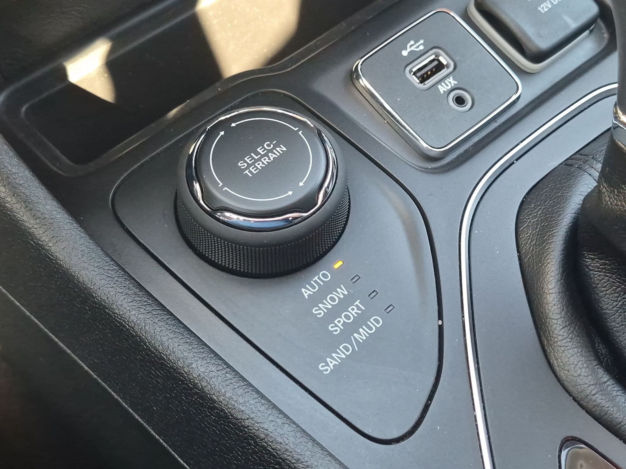 Used 2019 Jeep Cherokee Latitude Plus w/ Comfort/Convenience Group AWD/4WD image 22