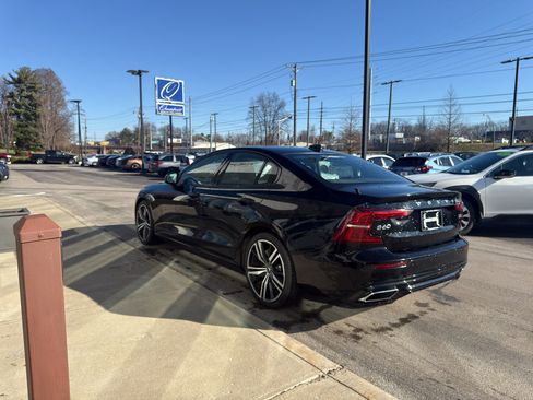 Used 2021 Volvo S60 T5 R-Design image 5