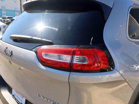 Used 2018 Jeep Cherokee Limited image 23