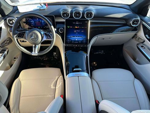 Used 2025 Mercedes-Benz GLC 350e 4MATIC image 10