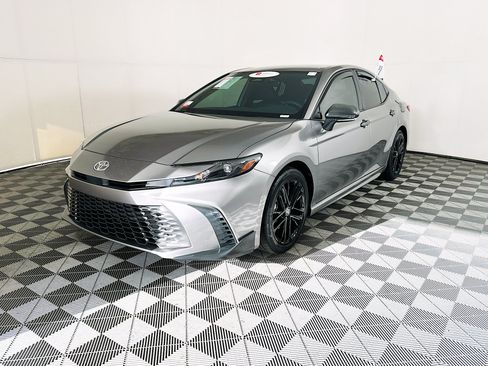 Used 2025 Toyota Camry SE FWD image 7