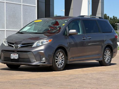 Certified 2018 Toyota Sienna XLE w/ XLE Navigation Package FWD image 10