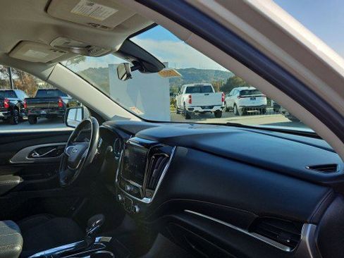 Used 2021 Chevrolet Traverse LT FWD image 28