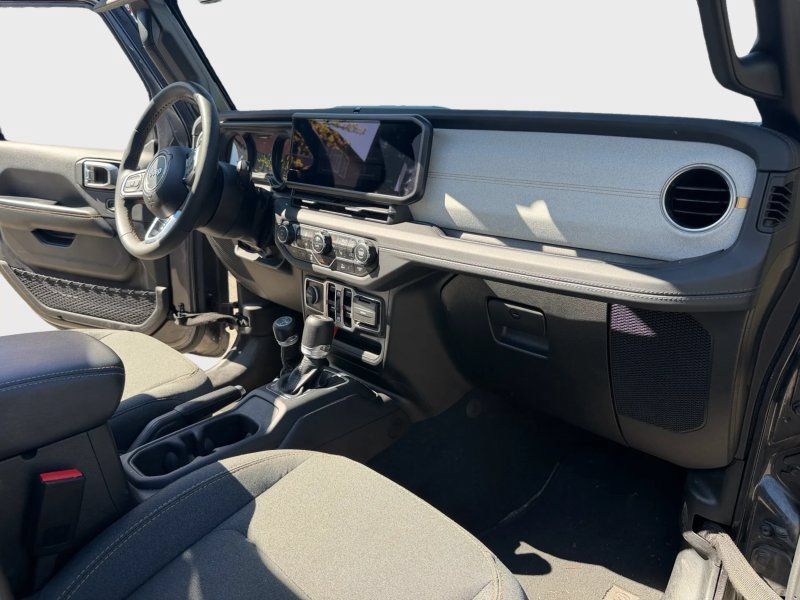 Used 2024 Jeep Wrangler Unlimited Sahara AWD/4WD image 15