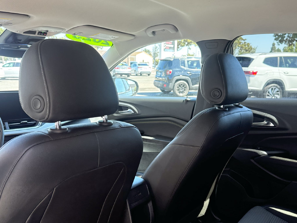 Used 2025 Chevrolet Trax LT FWD image 17