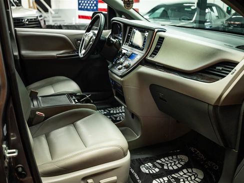 Used 2019 Toyota Sienna XLE w/ XLE Navigation Package FWD image 14