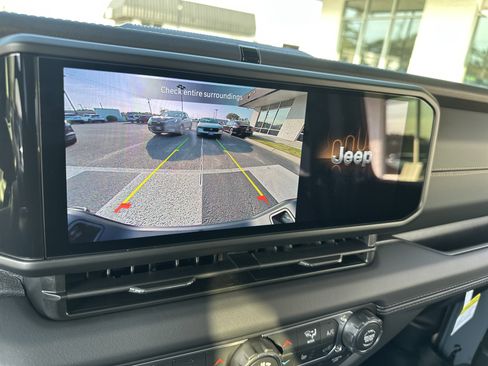 Used 2025 Jeep Gladiator Sport image 17