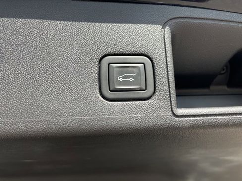 Used 2024 GMC Terrain SLT image 11