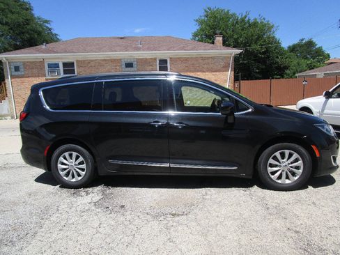 Used 2017 Chrysler Pacifica Touring-L FWD image 2