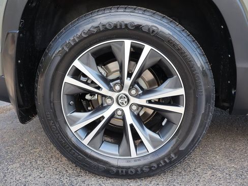 Used 2017 Toyota Highlander Plus w/ Carpet Mat Package AWD/4WD image 45