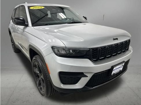 Used 2025 Jeep Grand Cherokee Altitude AWD/4WD image 8