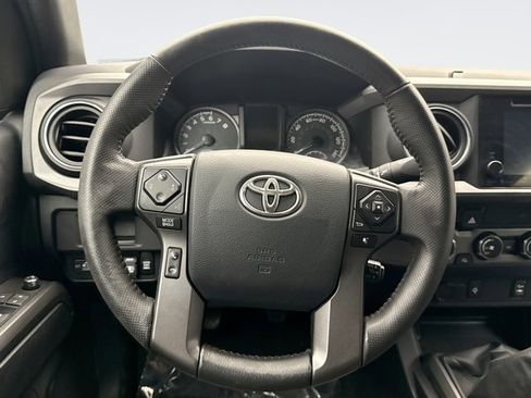 Used 2017 Toyota Tacoma TRD Sport w/ Tow Package AWD/4WD image 12