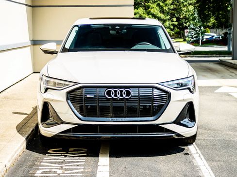 Used 2022 Audi e-tron Premium AWD/4WD image 2