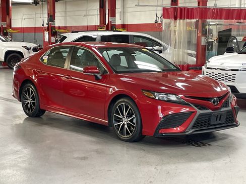 Used 2022 Toyota Camry SE image 2