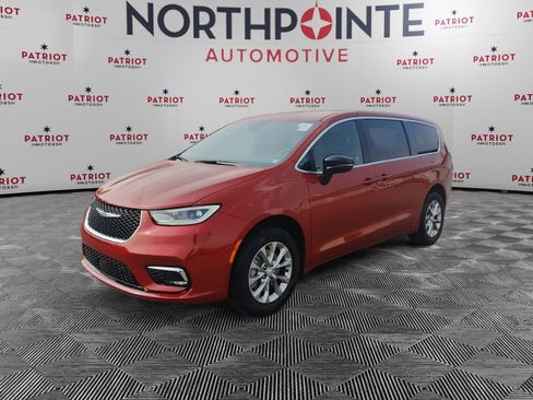 Used 2026 Chrysler Pacifica Select AWD/4WD image 2