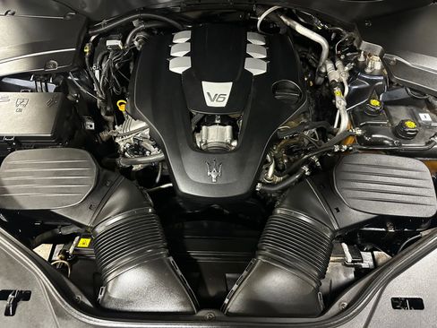 Used 2019 Maserati Levante GranLusso AWD/4WD image 28