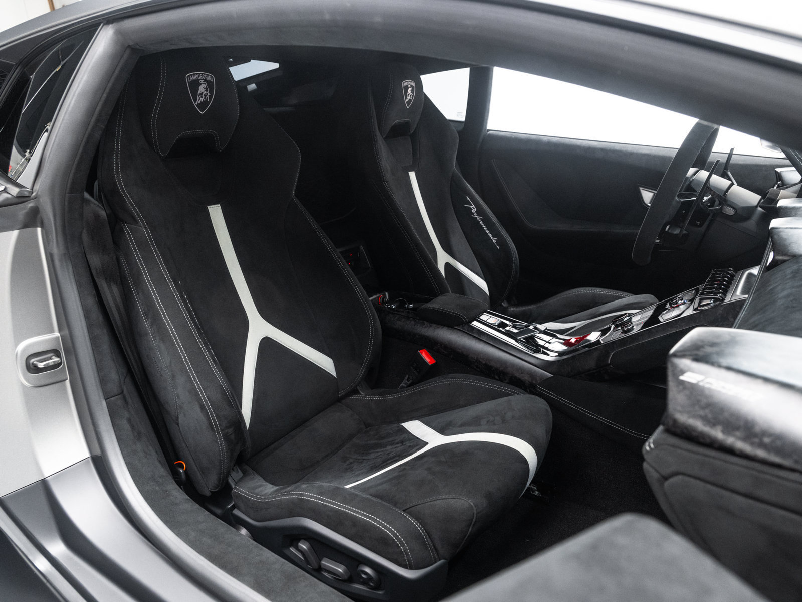 Used 2018 Lamborghini Huracan Performante AWD/4WD image 37