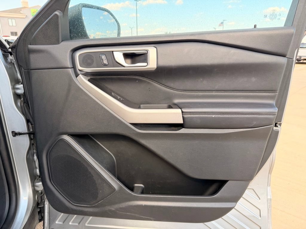 Used 2022 Ford Explorer XLT w/ Equipment Group 202A AWD/4WD image 25