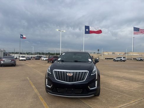 Used 2022 Cadillac XT5 Premium Luxury w/ Technology Package FWD image 5