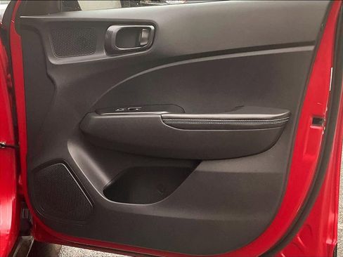 Used 2023 Hyundai Venue Limited image 12