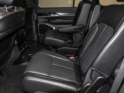 Used 2023 Jeep Wagoneer Series III w/ Premium Group I AWD/4WD image 37