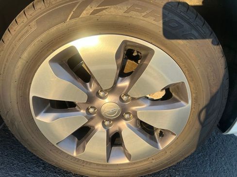 Used 2018 Chrysler Pacifica Limited w/ Advanced Safetytec Group FWD image 19