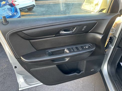 Used 2017 Chevrolet Traverse LT image 12