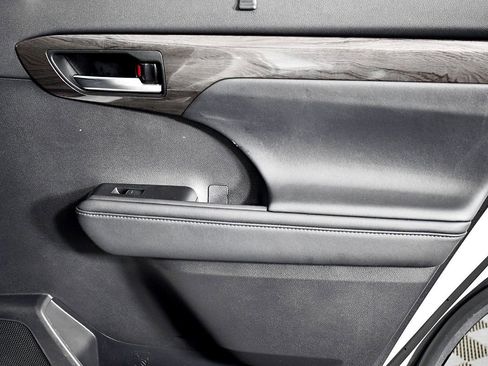 Used 2022 Toyota Highlander Platinum image 39