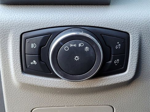 Used 2015 Ford F150 XLT image 11