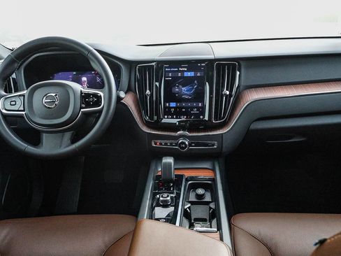 Used 2023 Volvo XC60 B5 Plus image 23