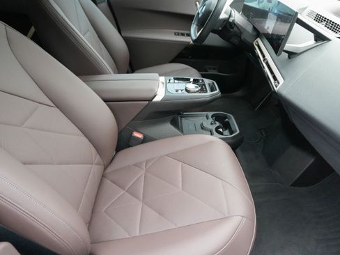 Used 2023 BMW iX xDrive50 w/ Sport Package image 13