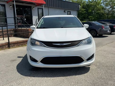 Used 2019 Chrysler Pacifica Touring-L FWD image 4