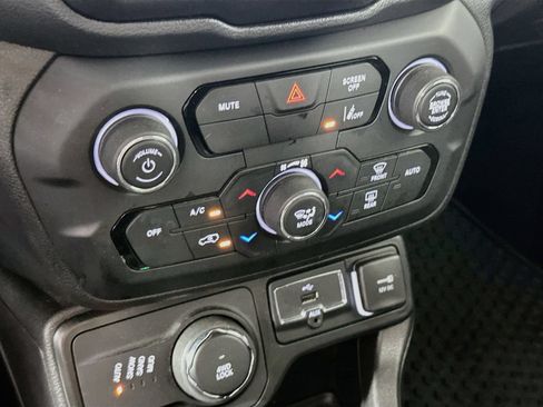 Used 2023 Jeep Renegade Latitude AWD/4WD image 16
