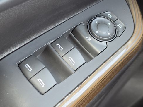 Used 2023 GMC Acadia SLE w/ Driver Convenience Package FWD image 17