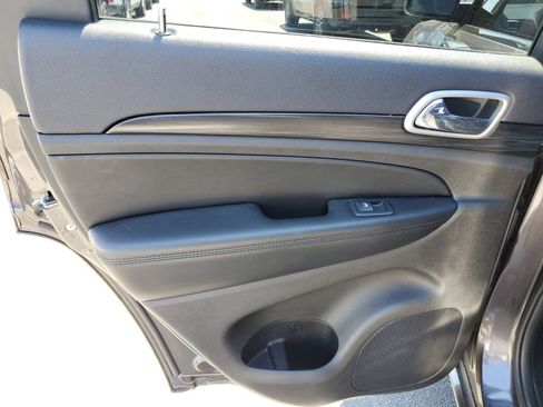 Used 2019 Jeep Grand Cherokee Altitude image 9