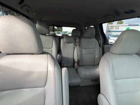 Used 2018 Toyota Sienna XLE FWD image 13