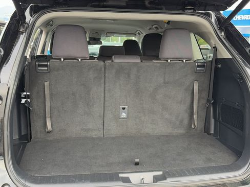 Used 2025 Toyota Highlander LE FWD image 27