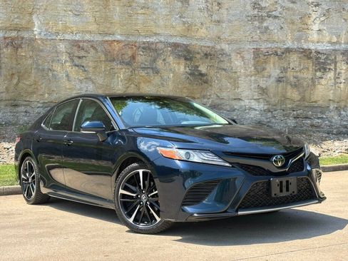 Used 2018 Toyota Camry XSE FWD image 2